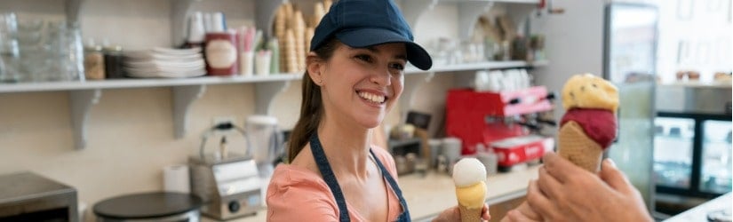 vendeuse de glaces servant une glace à un client