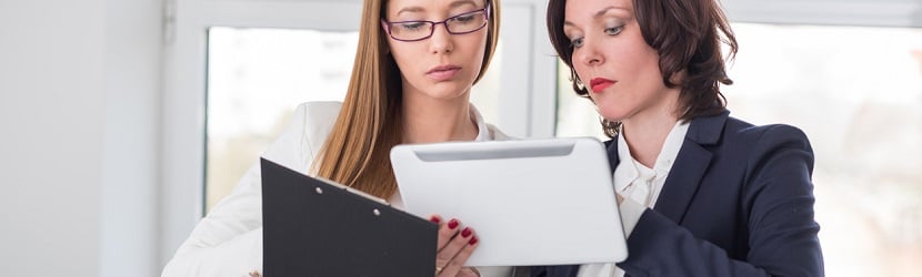 Deux femmes professionnelles analysent le défaut d'assurance 